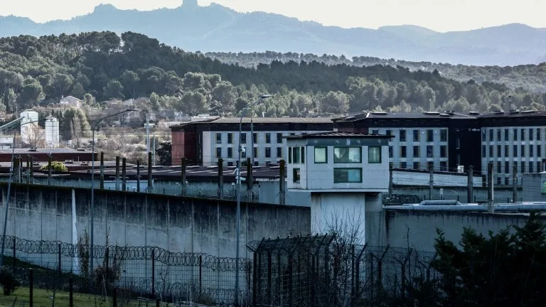 Matelas au sol, cafards... La justice examine "des conditions de détention indignes" à la prison d'Aix-Luynes