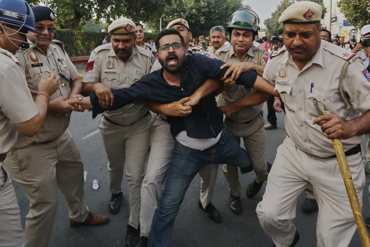 Miles de detenidos, una capital blindada y caos: la rebelión de las “Cucarachas” sacude Nueva Delhi