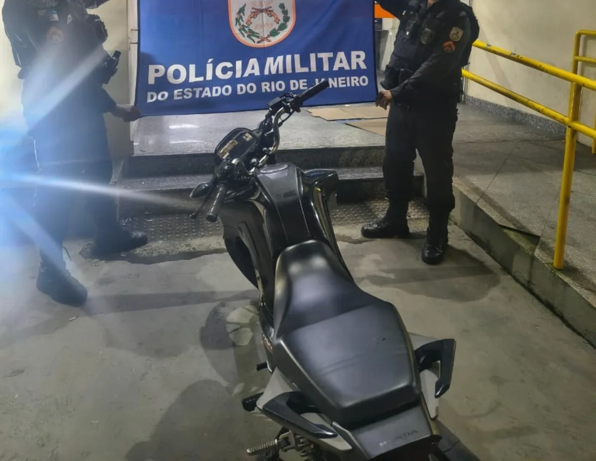 Homem é detido com moto ligada à facção criminosa em Angra dos Reis