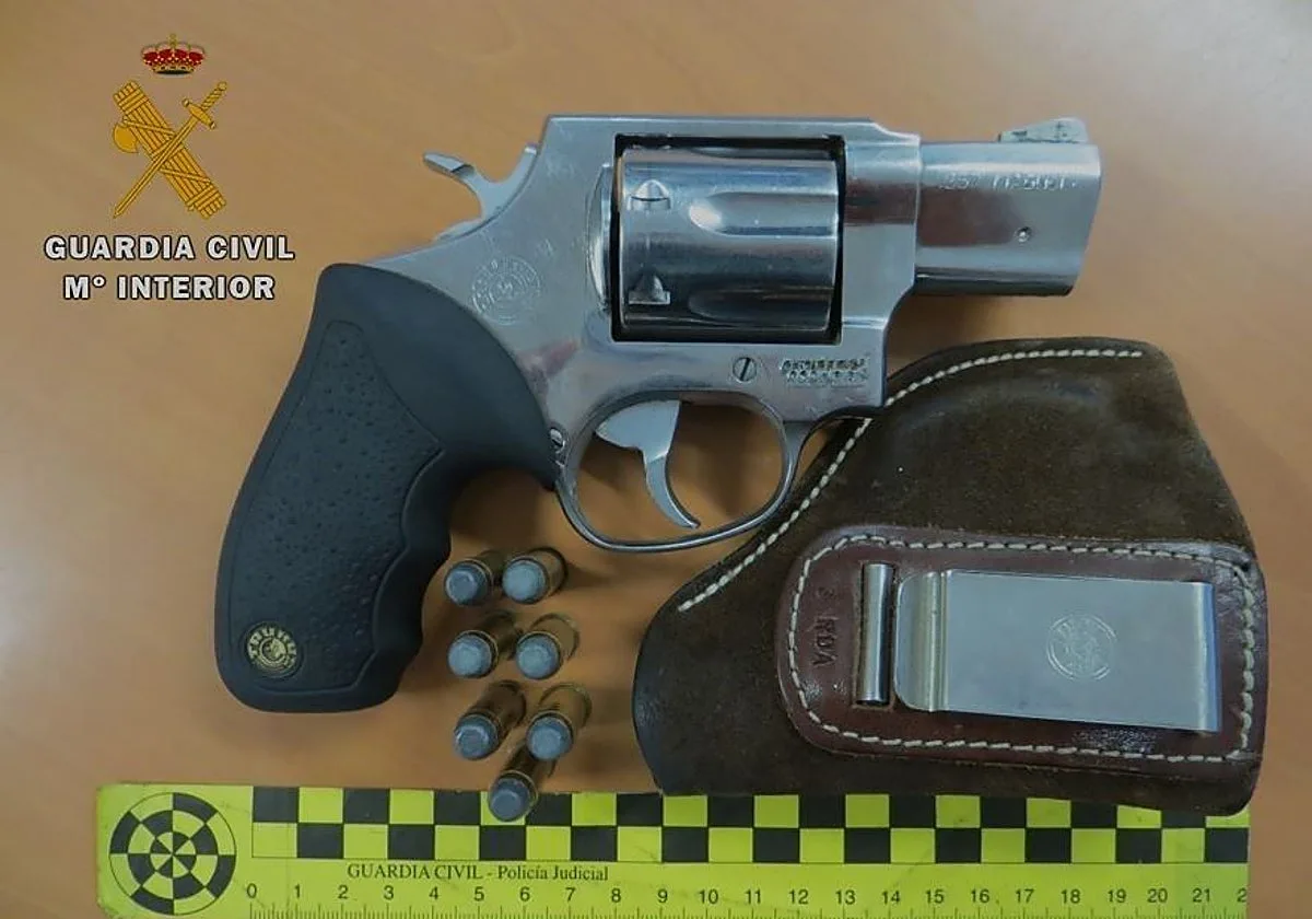 Pasea con una pistola y le identifican como presunto autor de unos disparos en julio