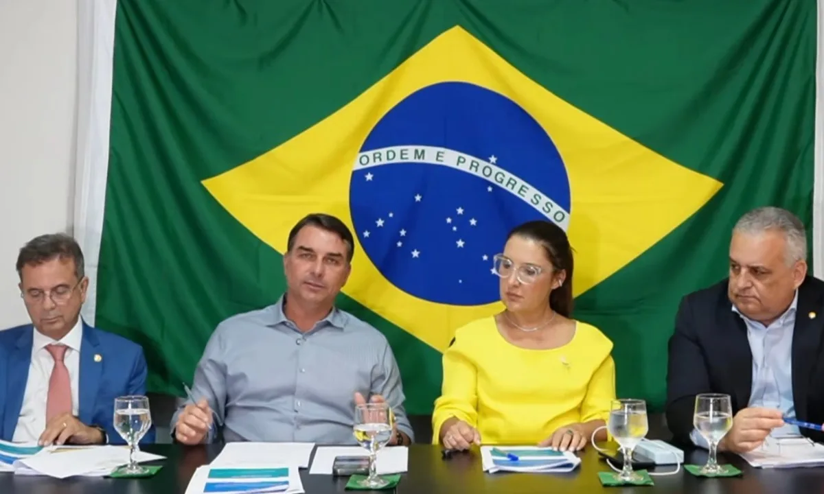 Flávio Bolsonaro diz que gabinete no Senado achou que e-mails do Missão eram spam