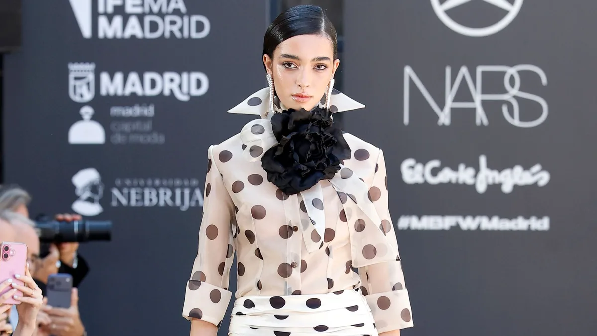 Así imagina Malne que vestirían las icónicas musas francesas en 2027: chaquetas con hombreras, faldas voluminosas y vestidos de satén