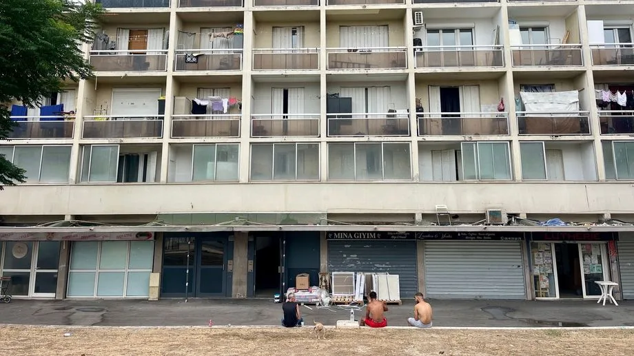 Toujours sans ascenseur, huit mois de galère pour les familles d’une tour HLM de 13 étages à Marseille