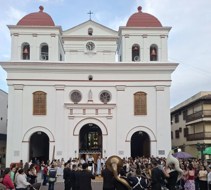 Por poner un andamio, destruyeron valiosas baldosas de más de un siglo en emblemática iglesia de Antioquia