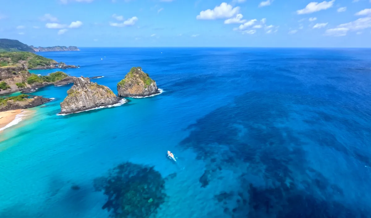 Fernando de Noronha de tirar o fôlego: piloto faz voos rasantes de drone para homenagear ilha
