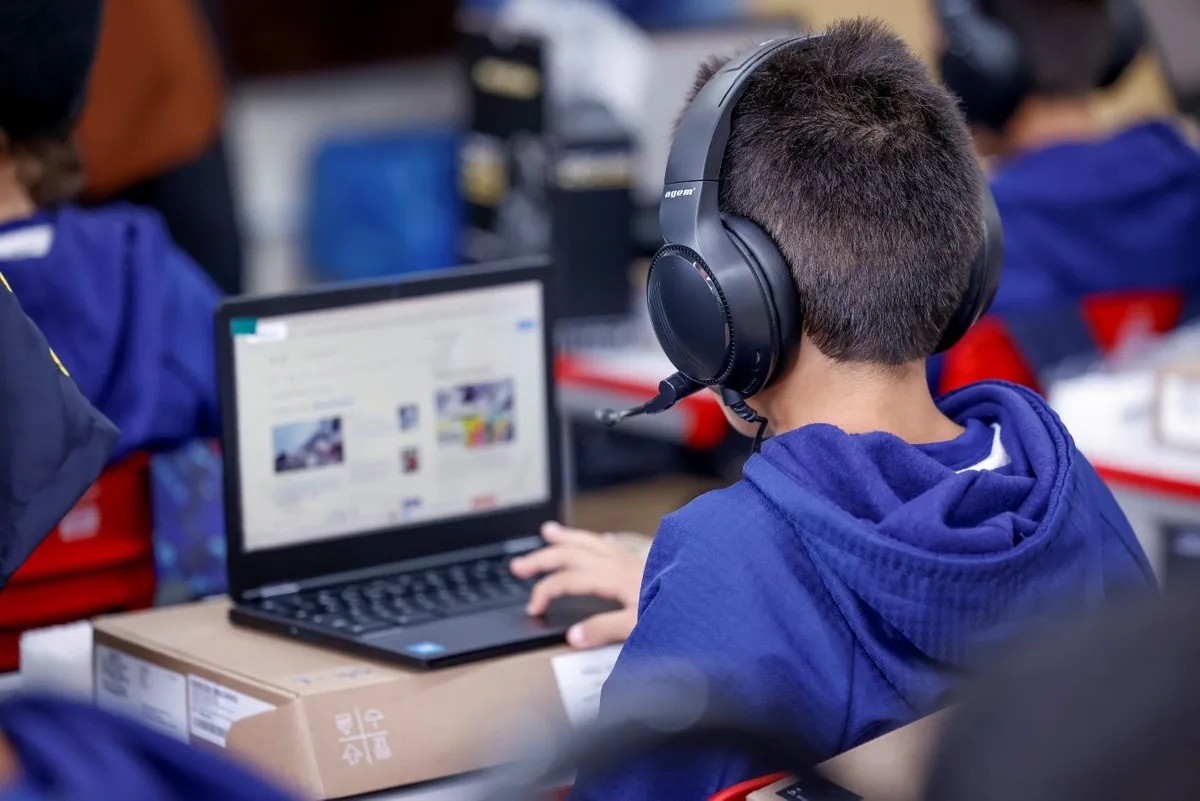 Prefeitura entrega kit com 30 chromebooks e headsets a escolas municipais