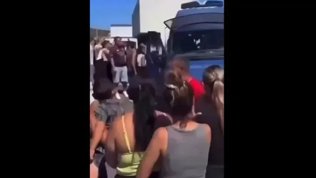 "É grave". Centenas cercaram e atacaram PSP em Rabo de Peixe: o caso
