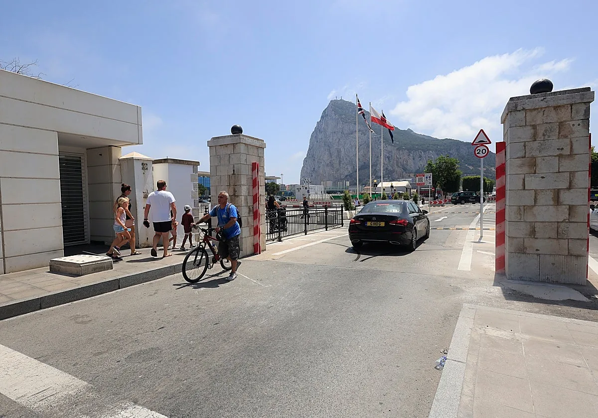 La vida sin la Verja de Gibraltar: del tráfico fluido a una «merma de derechos laborales»