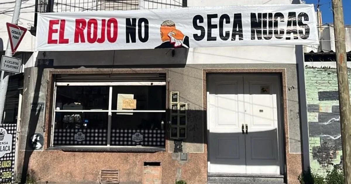 Arde la interna en Independiente: los carteles en contra del Kun Agüero y del "secanucas" de Tapia, Luciano Nakis