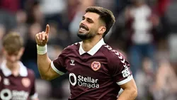 VÍDEO: Cláudio Braga salta do banco e marca na goleada do Hearts na Taça da Liga Escocesa