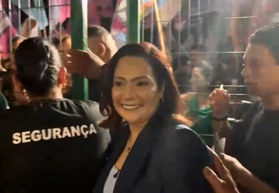 Mailza Assis chega ao debate do ac24horas escoltada por apoiadores