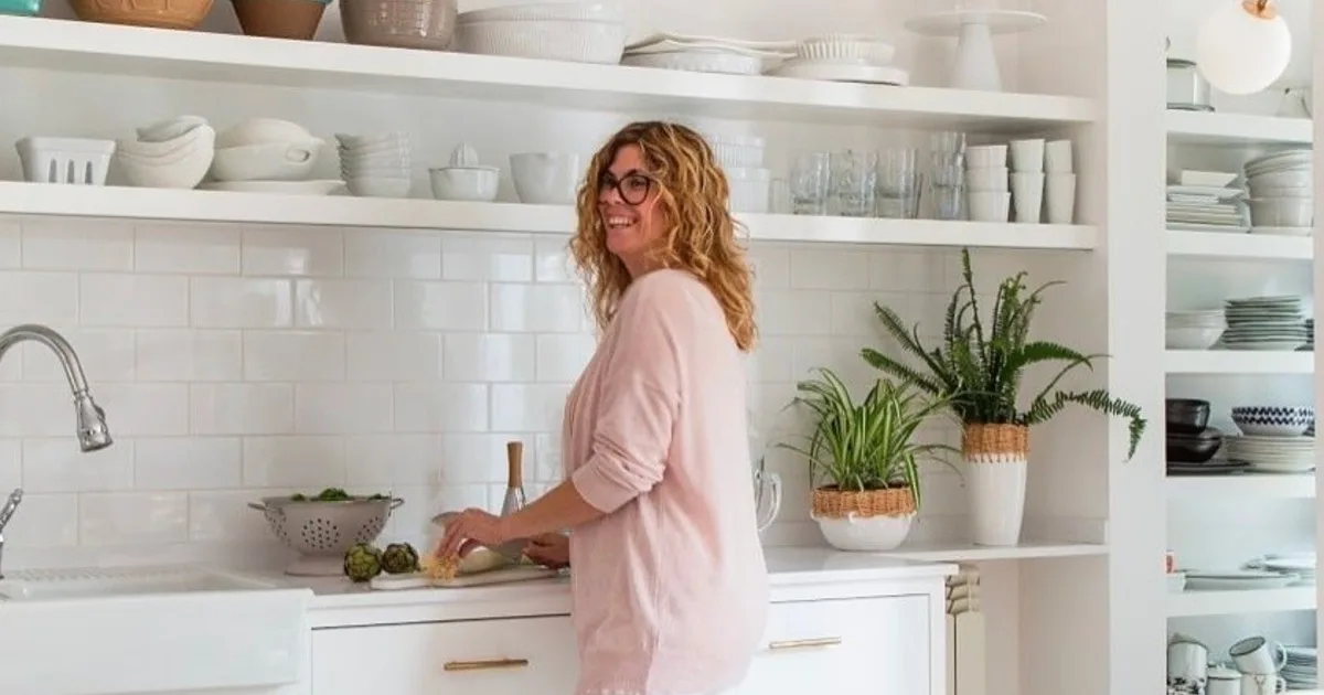 Montse Morales, diseñadora de interiores: “En cocinas pequeñas no se trata de esconder todos los electrodomésticos, sino de decidir cuáles necesitan estar a mano”