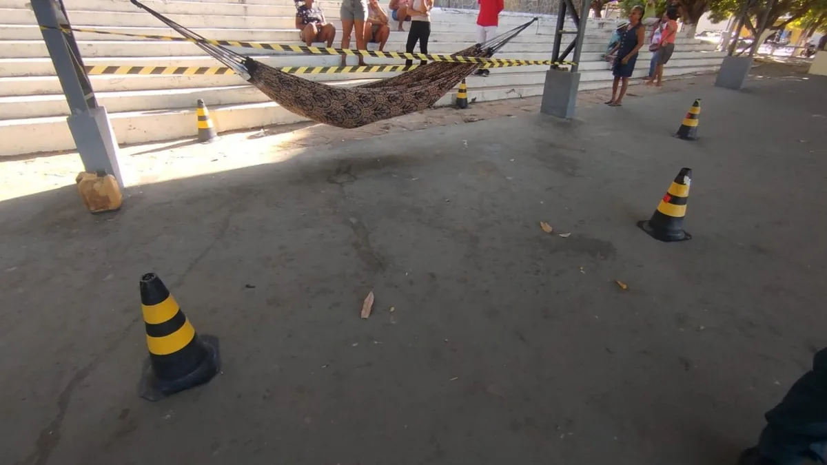 Homem em situação de rua é encontrado morto em rede em praça no Centro-Norte do PI