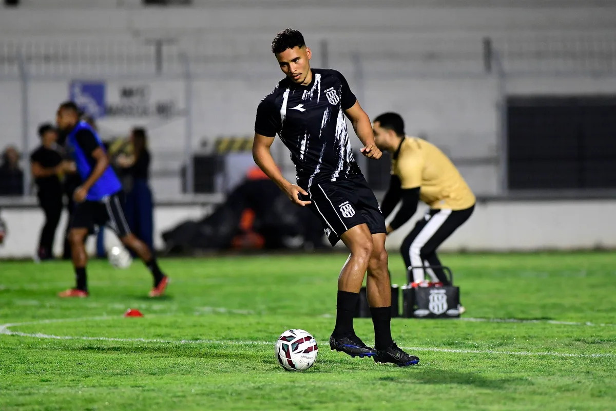 André Lima continua vinculado à Ponte Preta e frequentando o clube