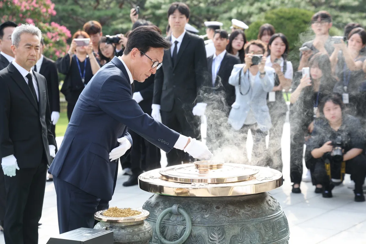 현충원 찾은 김민석 민주당 지도부…“황금시대 기관차 되겠다”