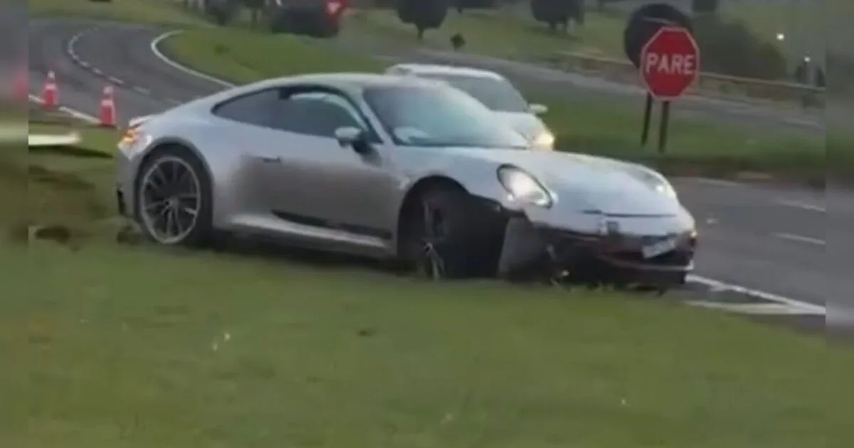 Porsche perde o controle, roda e invade gramado no trevo de Cambira