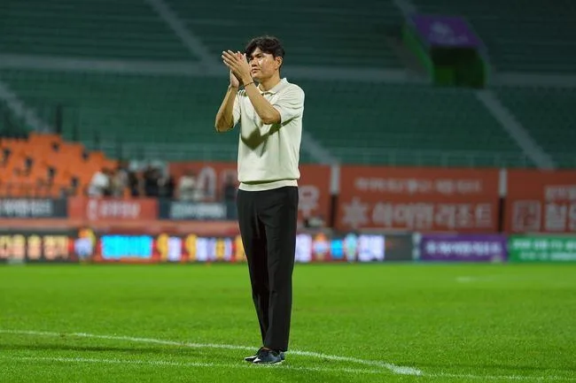 '강원FC와 2027년까지 재계약' 정경호 감독 "고향팀 강원에 대한 책임감 생각했다"