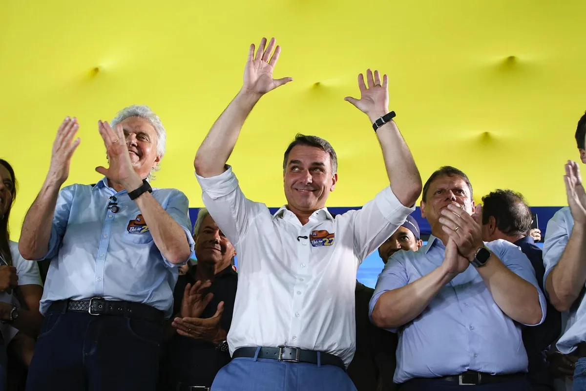 Após 1º turno, Flávio costura apoios e Lula reformula campanha