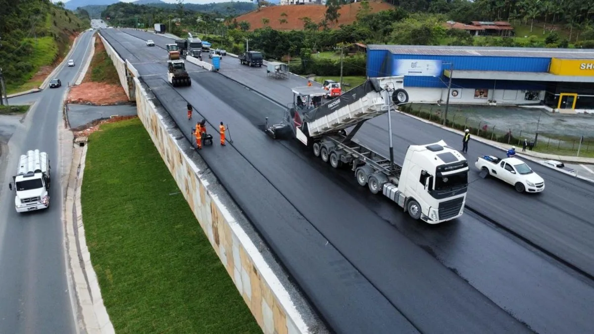 Megaobra entra em etapa final de asfalto e bloqueia acesso na BR-280 em SC; veja os desvios indicados pelo DNIT