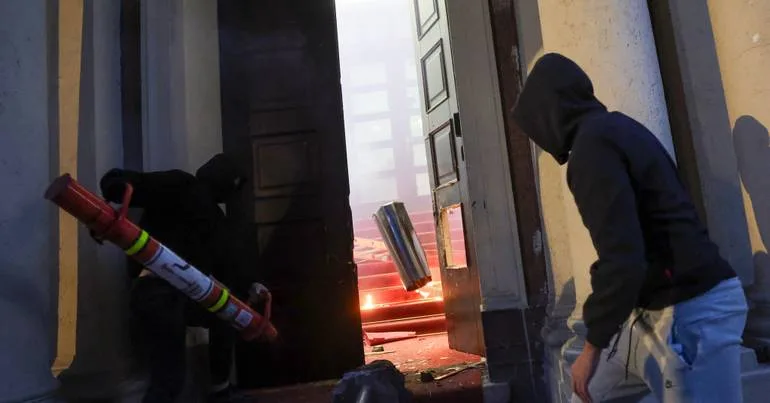 Ministério da Educação incendiado em confrontos em Tirana