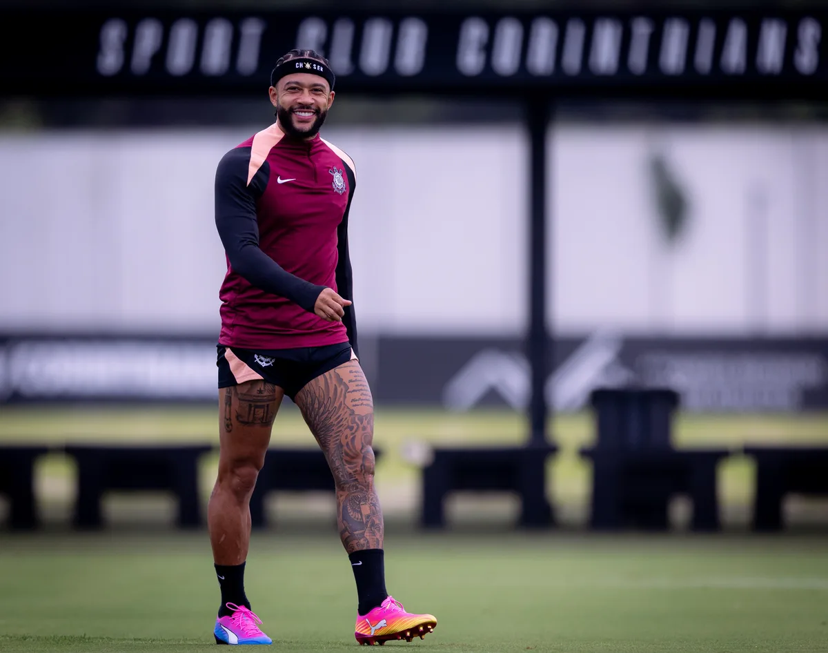 Acertado com o Corinthians, Memphis volta aos treinos no CT Joaquim Grava