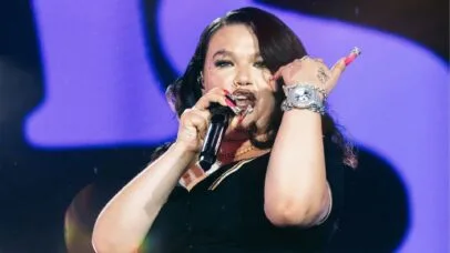 Em show contido, Lola Young estreia no Brasil no Rock in Rio