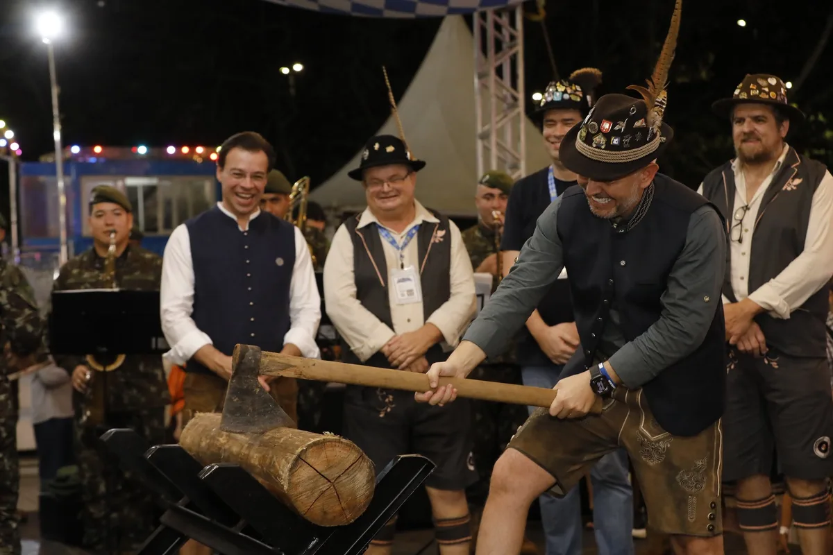 De cortar lenha a comer salsicha em metro: Oktoberfest Blumenau tem 'olimpíada' de tradições germânicas pela 1ª vez