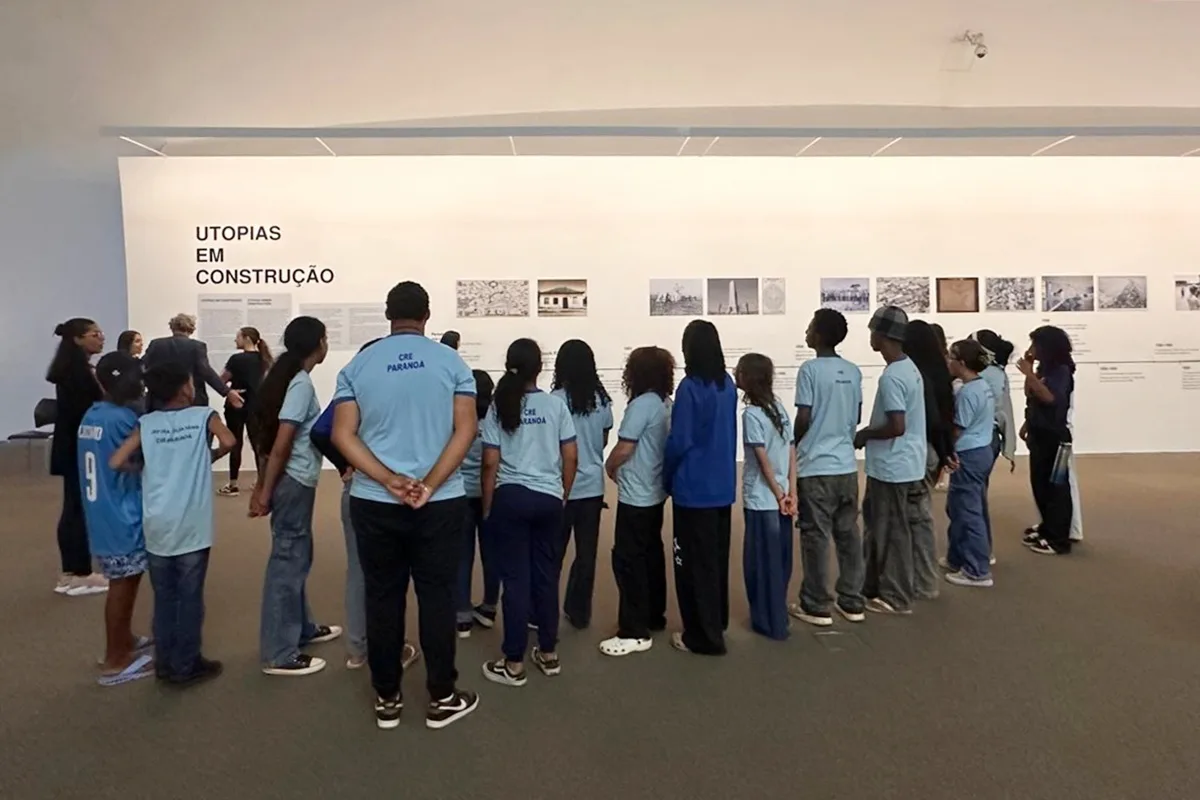 Alunos do Itapoã e Ceilândia visitam a mostra Utopias em construção