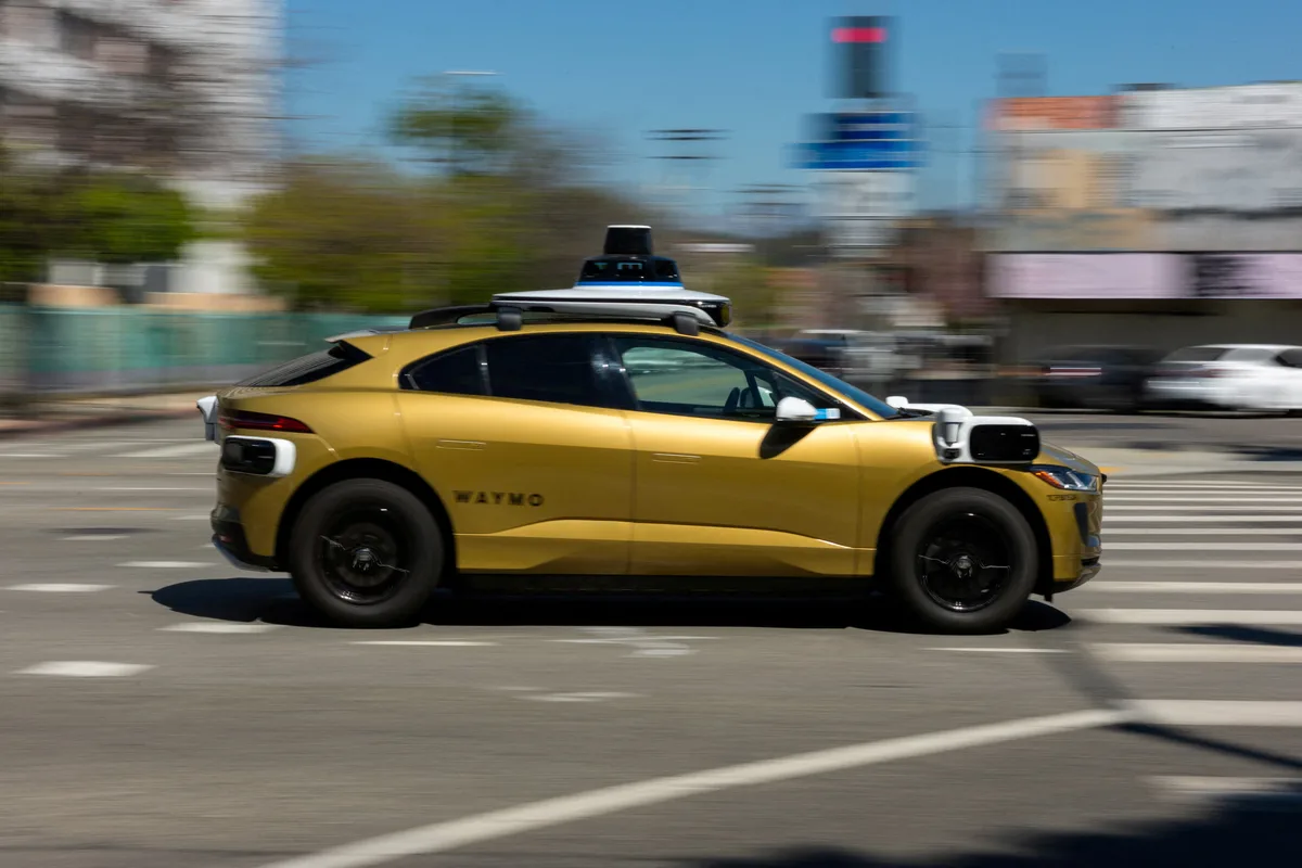 Luz verde a Tesla, Uber y Waymo: aprueban licencias comerciales para 8.000 robotaxis