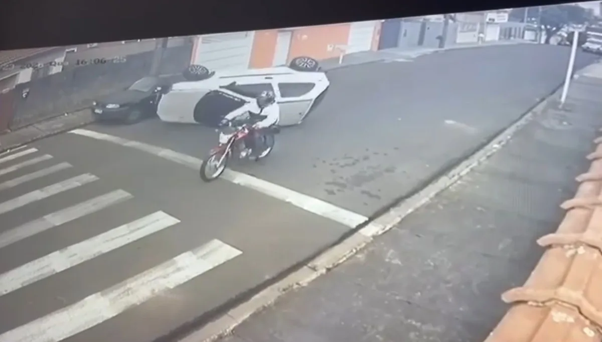VÍDEO: Carro capota após bater em veículo estacionado e quase atinge motociclista em Botucatu