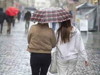 Météo : orages, averses, baisse des températures… À quoi faut-il s’attendre ce week-end en France ?