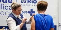 Mulher é baleada dentro de ônibus durante tiroteio no Rio