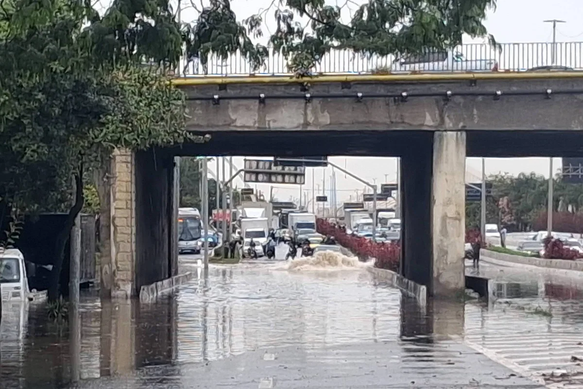 Alagamentos bloqueiam trechos da marginal Tietê e outras vias de São Paulo