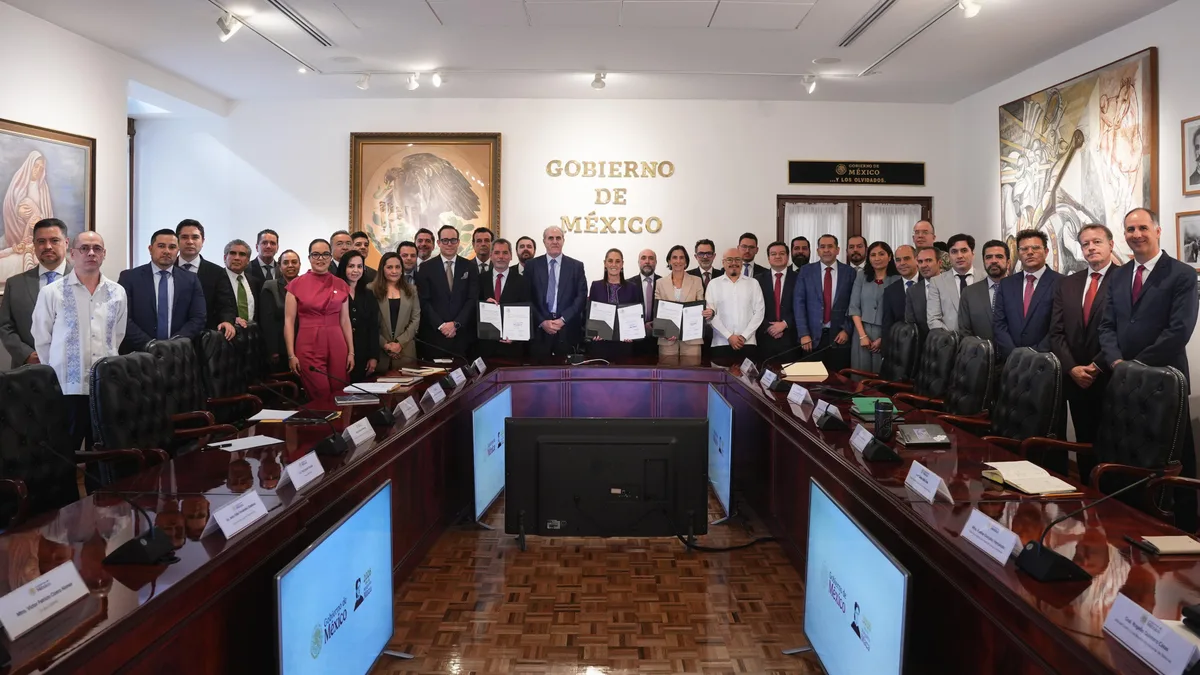 Gobierno renueva acuerdo con gasolineros para mantener gasolina debajo de $24 y diésel de $27