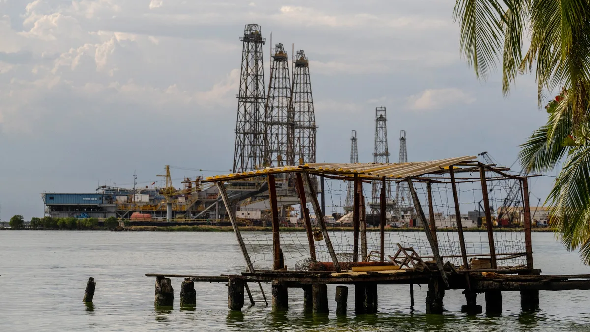 Le gouvernement Trump mise sur les immenses réserves vénézuéliennes pour contourner le détroit d'Ormuz: les États-Unis et le Venezuela discutent d'une prise de participation américaine dans plusieurs champs pétroliers