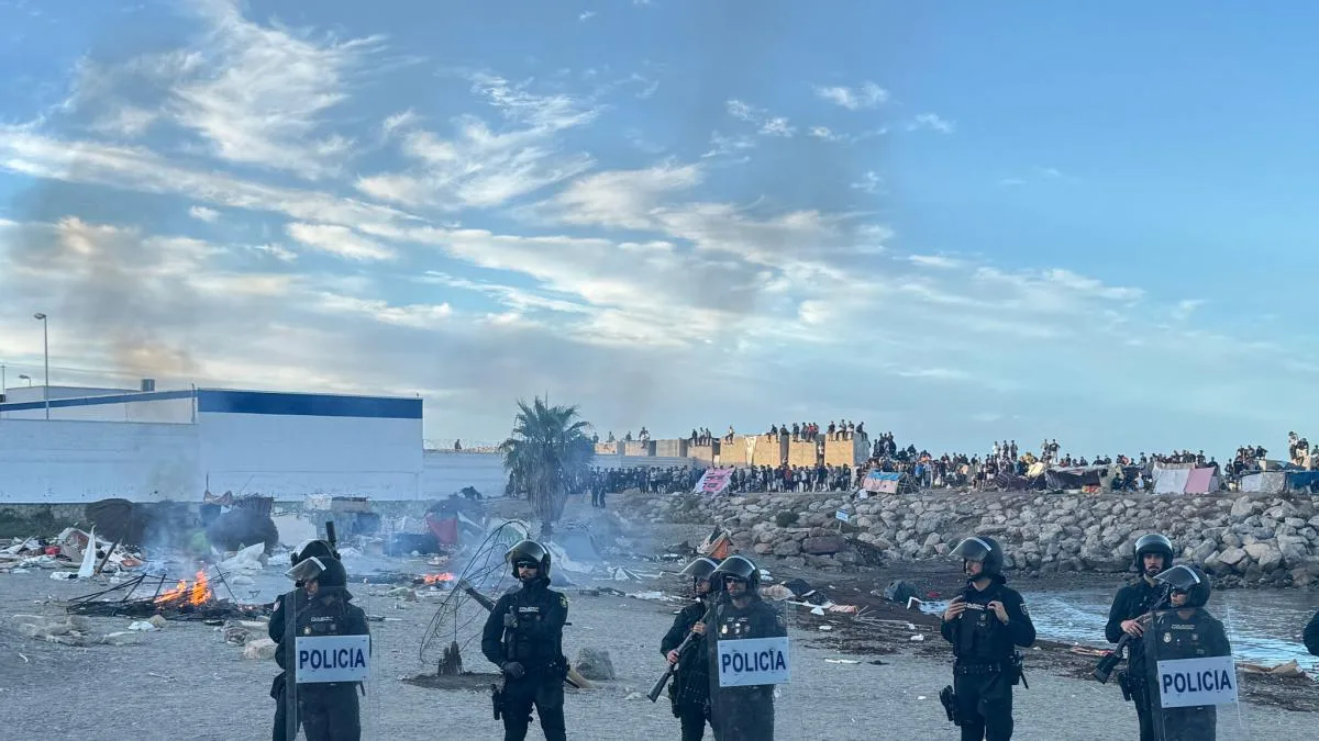 Crece la tensión en Ceuta con grupos de vecinos quemando campamentos de inmigrantes