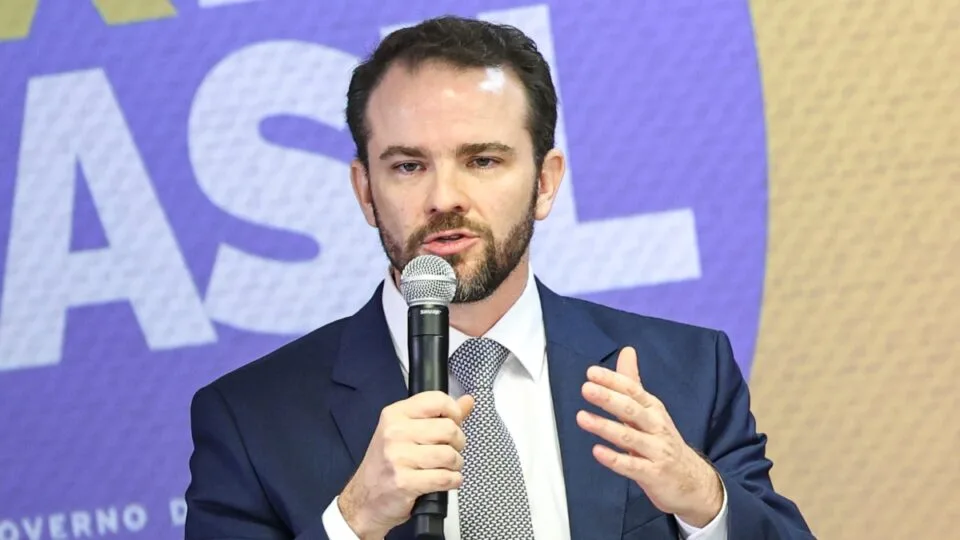 Durigan ataca Bolsonaro por medidas “irresponsáveis” adotadas até 2022
