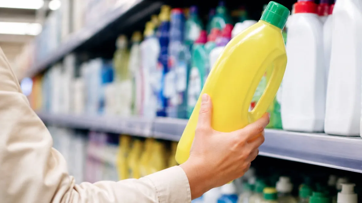 Prohíben la venta de un conocido producto de limpieza y ordenan retirarlo de todos los supermercados
