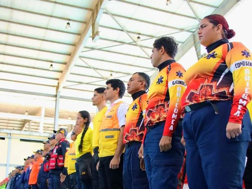 Reconocen a 327 rescatistas de Barinas tras labores en La Guaira