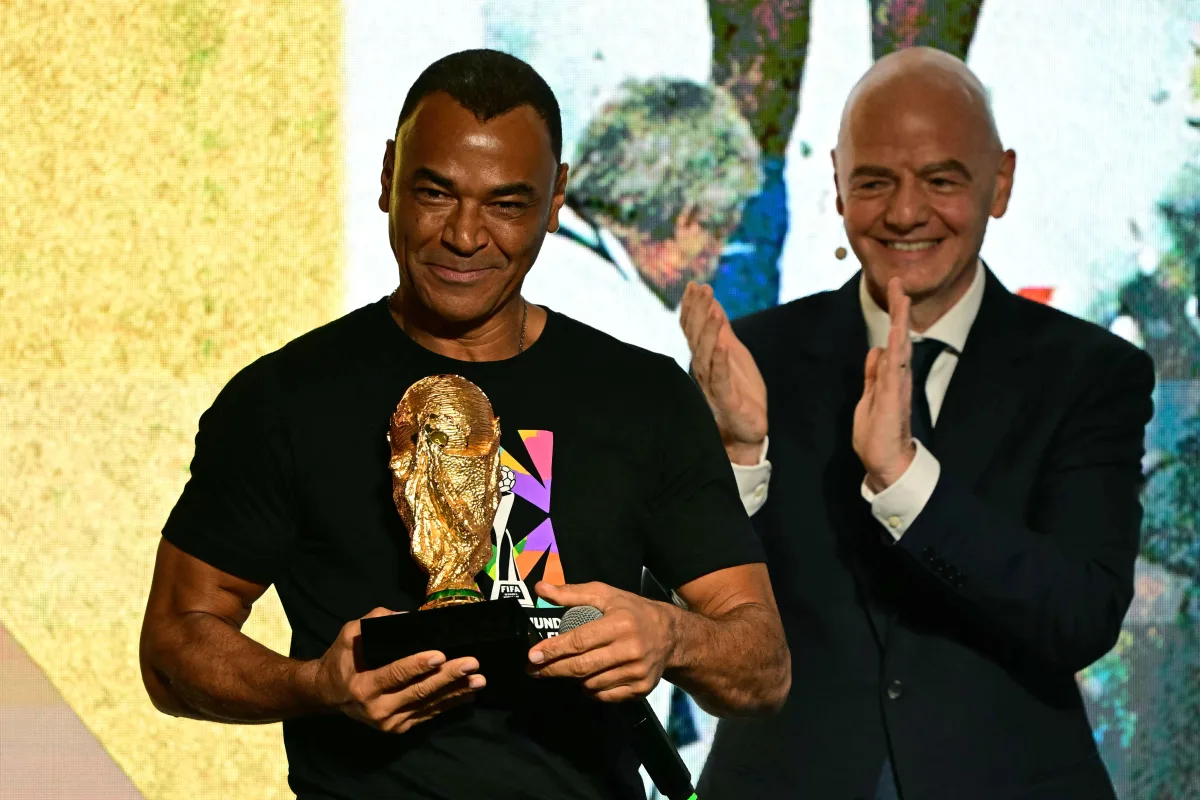 Grupo de ex-jogadores manifesta apoio a Infantino em meio à crise na Fifa