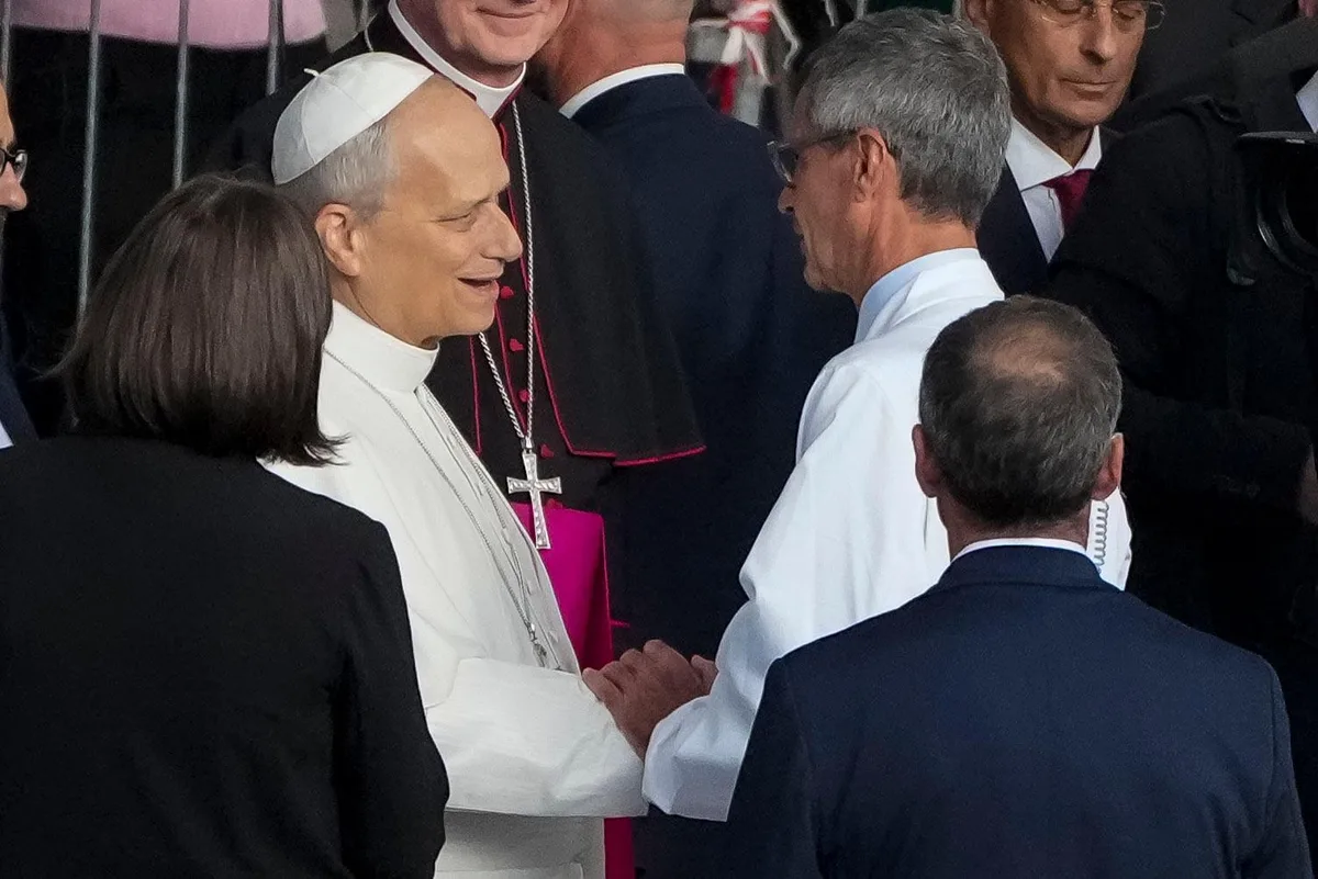 Recibe León XIV el alta hospitalaria y regresa al Vaticano. Médico no ve ‘motivos clínicos’ para impedir su gira por Latinoamérica