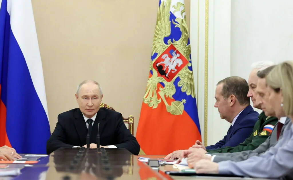 Partido de Putin vence eleições na Rússia com 57,54% dos votos
