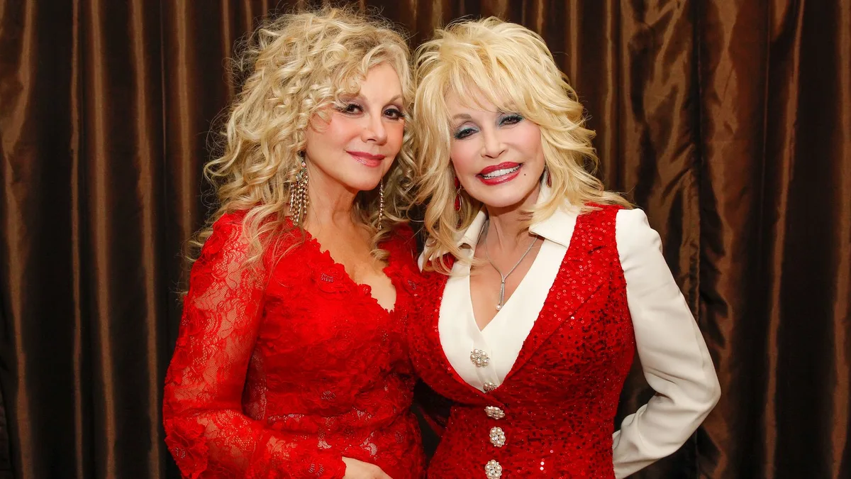 La hermana de Dolly Parton revela como fueron los ultimos dias de la reina del country y detalles desconocidos de su enfermedad