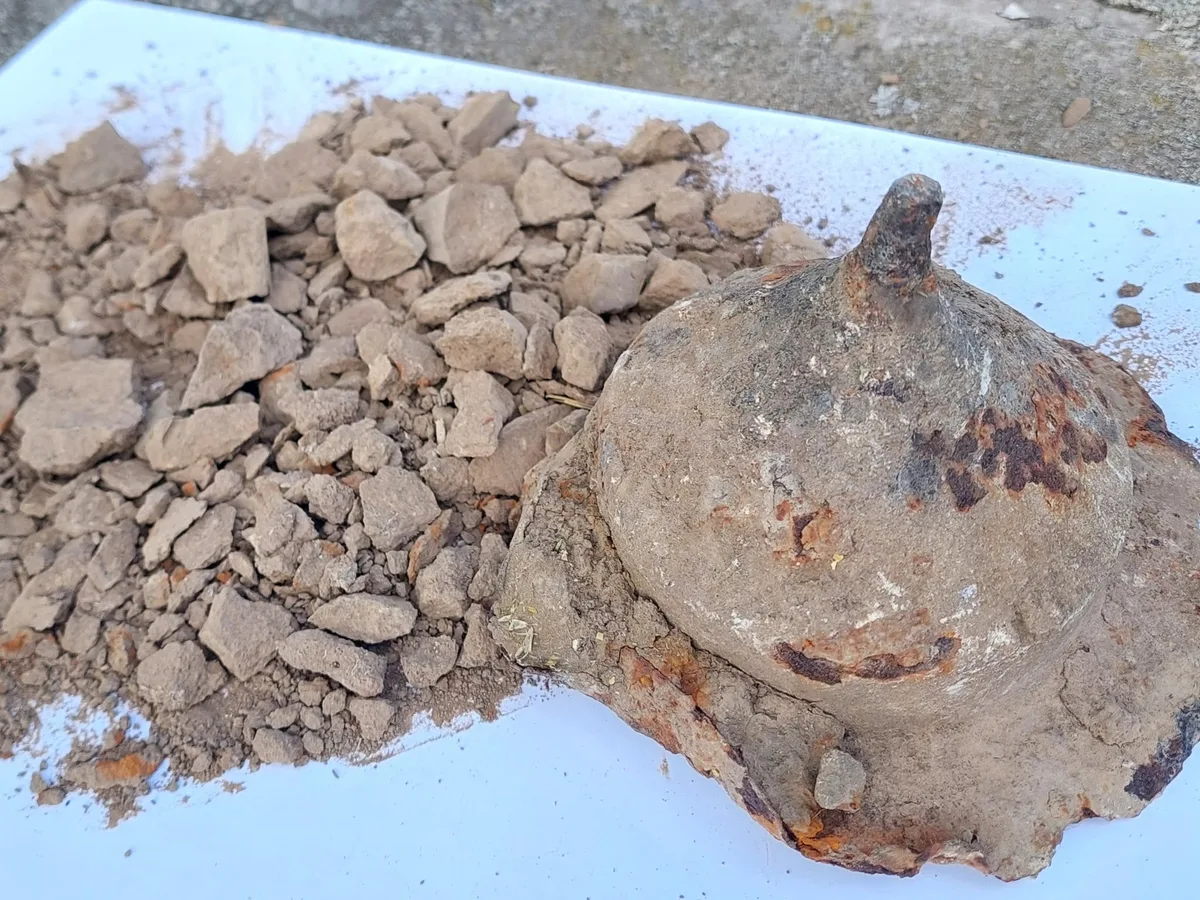 Homem acha em ferro-velho restos mortais de guerreiro com 1,8 mil anos; fotos