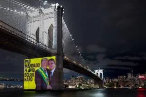 Horas antes de Lula falar na ONU, protesto projeta Flávio entregando faixa a Trump