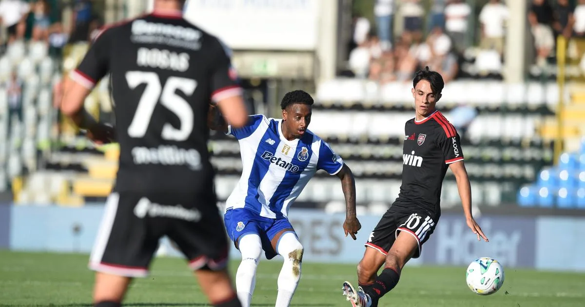 Henrique Araújo não tremeu perante Diogo Costa e abriu o ativo com o FC Porto (vídeo)