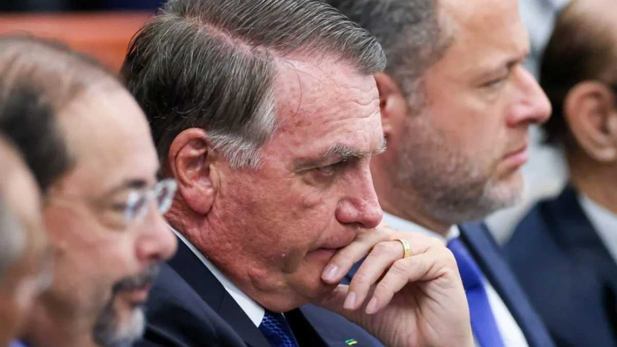 Bolsonaro pede ao STF suspensão da pena de 27 anos e 3 meses; decisão cabe a ministro indicado por ele