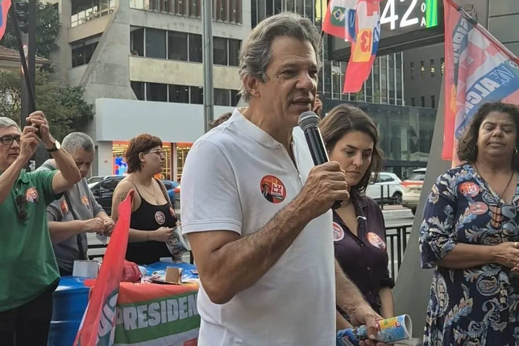 Haddad pede votos para Lula em SP e diz que 'está fácil fazer campanha' contra Flávio Bolsonaro