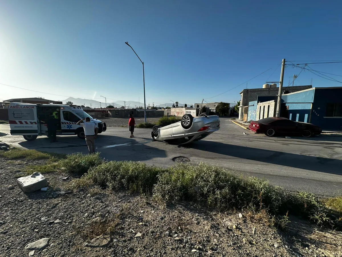 Conductora dormita al volante, choca contra Mustang y termina volcada, en Ramos Arizpe