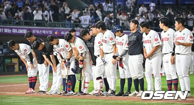목표가 사라진 팀이라도, 이렇게 무기력해도 될까…'흑역사 9년' 롯데는 2026년 무엇을 남길까